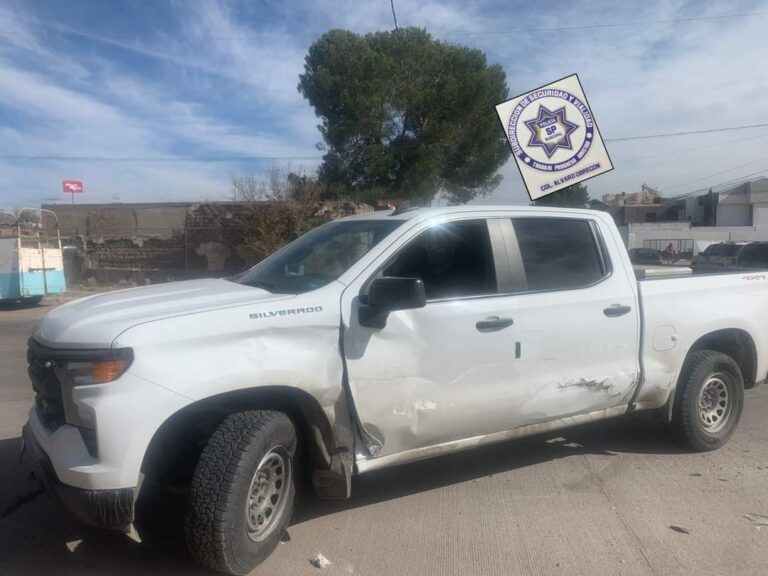 Chocan agentes del SWAT contra vehículo particular en Álvaro Obregón