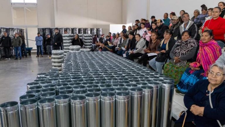 Alcalde de Cuauhtémoc entrega 188 calentones de leña a familias en vulnerabilidad