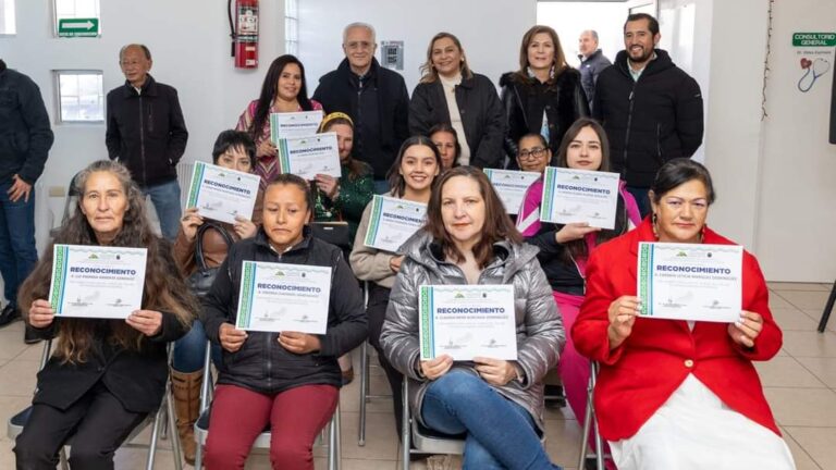 Se gradúan 11 mujeres de curso de manualidades navideñas