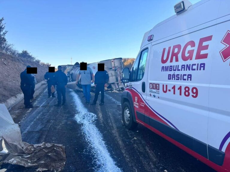 Vuelca tractocamión cargado con leche en distribuidor vial de Santa Lucía