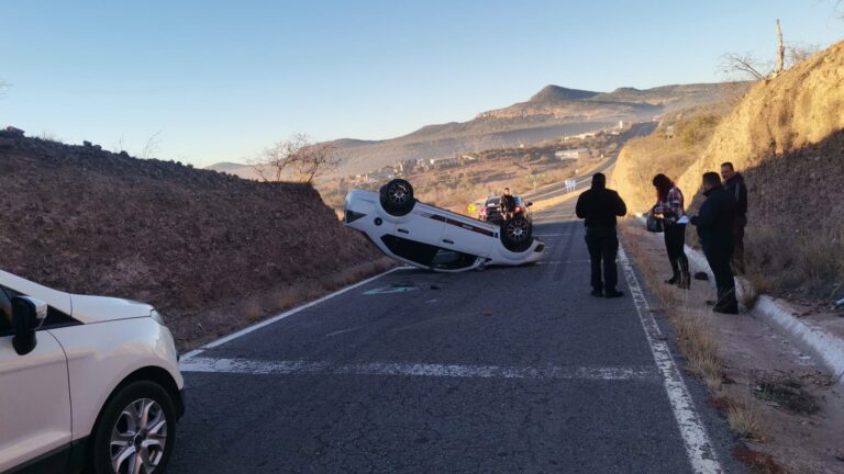 Cuantiosos daños materiales deja aparatosa volcadura en el Gómez Morín