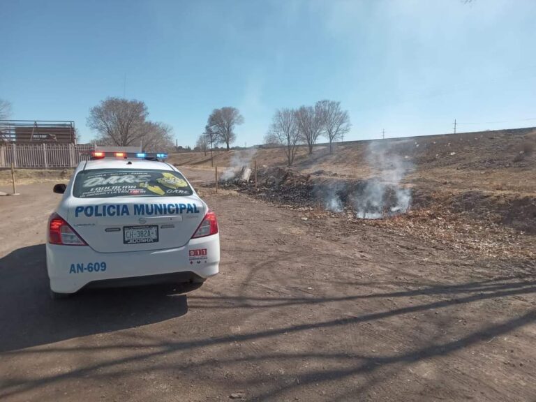 Bomberos de Anáhuac sofocan incendio en pastizal.