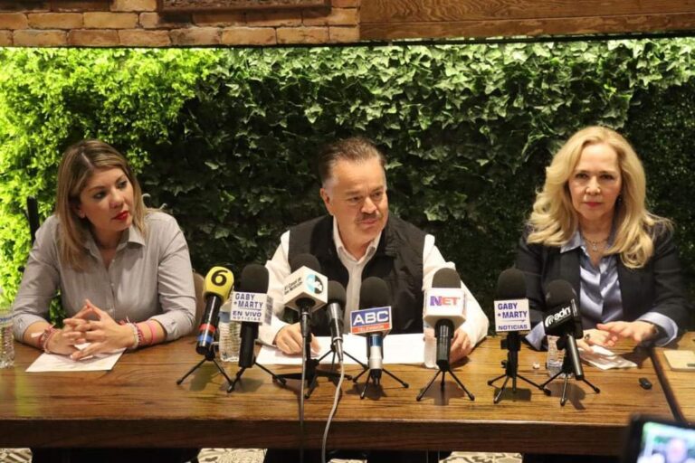 Anuncia Mario Vázquez a Adriana Fuentes como su suplente en la candidatura al senado