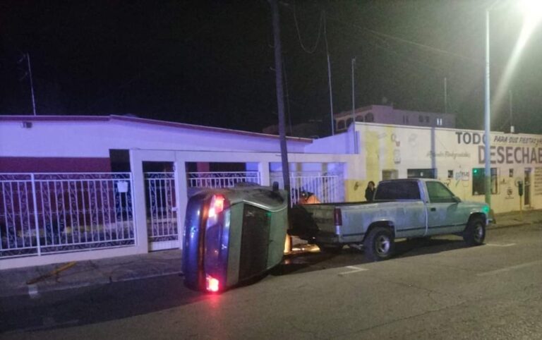 Conductor pierde el control y vuelca en la Av. Morelos.