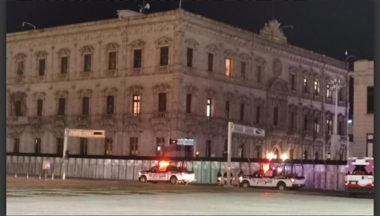 Colocan vallas en edificios emblemáticos de la capital del estado