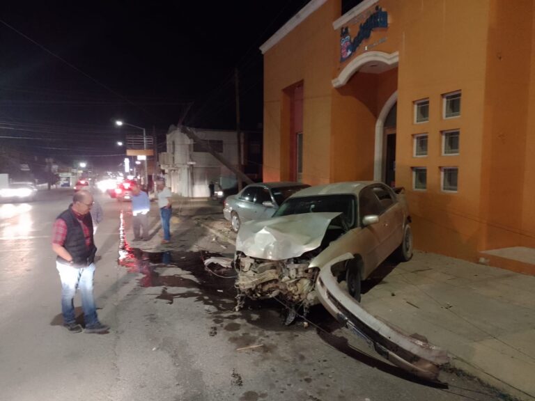 Aparatoso choque deja solo daños materiales en la Agustín Melgar
