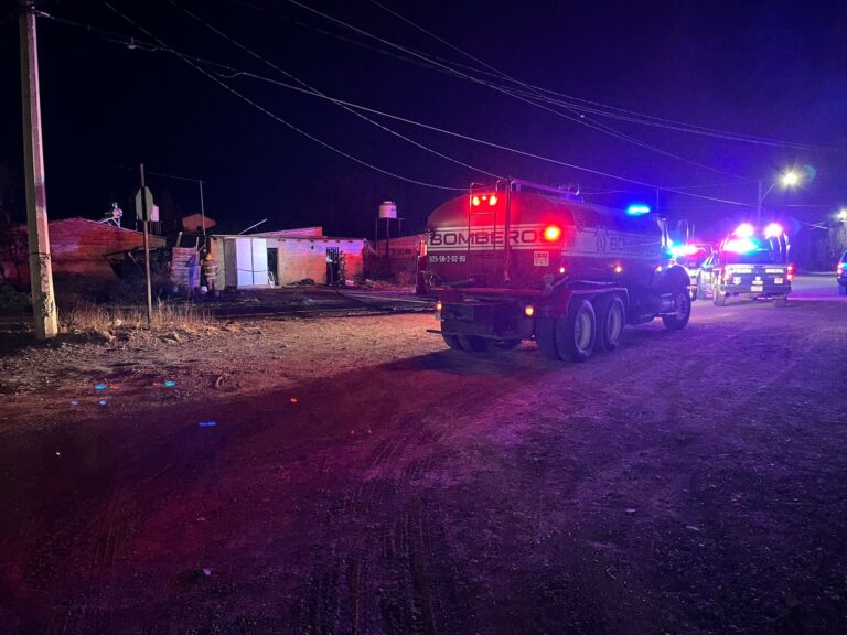 Vecinos valientes se meten a casa incendiándose para rescatar a un hombre de 48 años en la colonia Reforma.