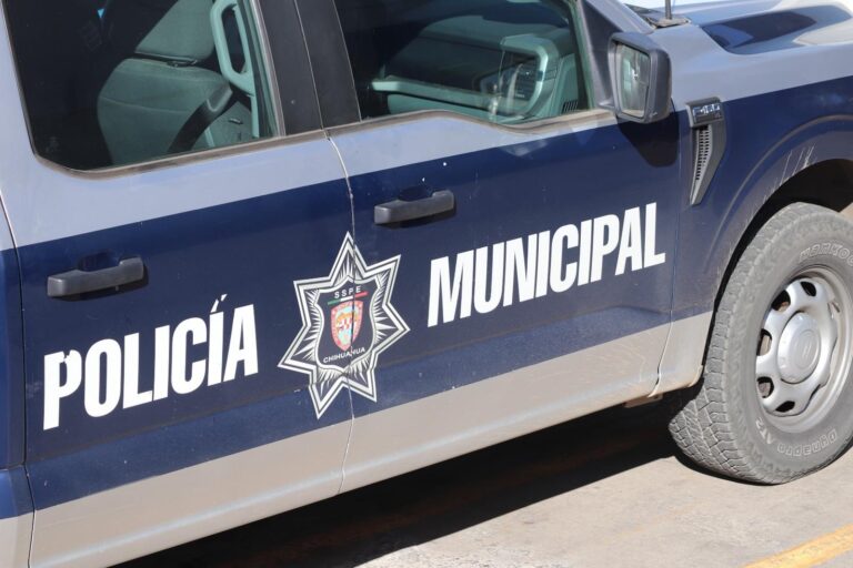 Mujer amenazo a su esposo con hacerse daño con un cuchillo en la colonia Reforma.
