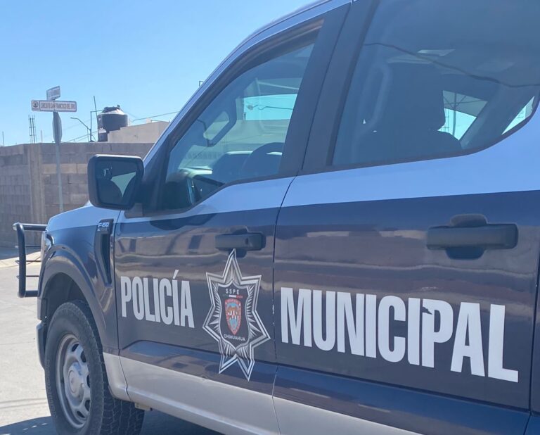Una familia fue localizada viviendo en un vehículo en un baldío de la Colonia Reforma