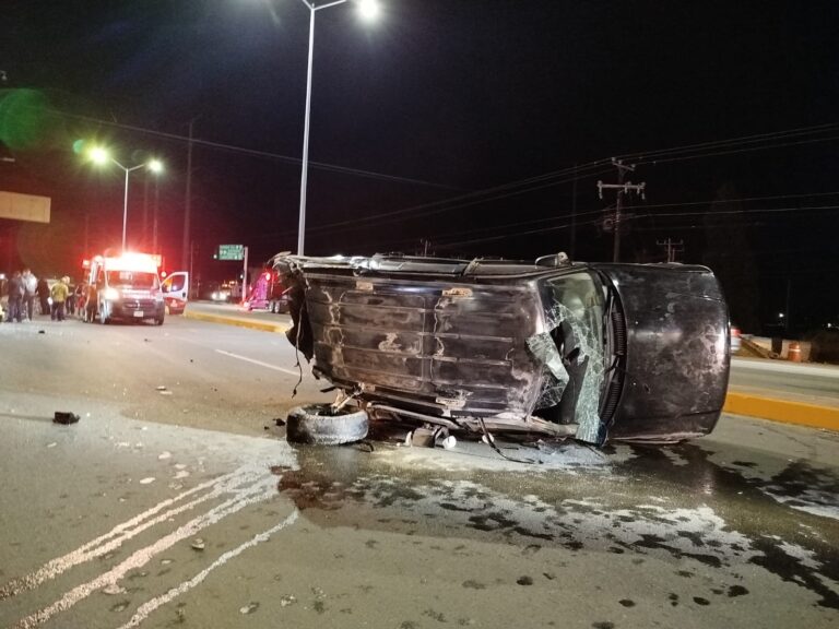 Tres lesionados en aparatoso choque en el Gomez Morin y Morelos
