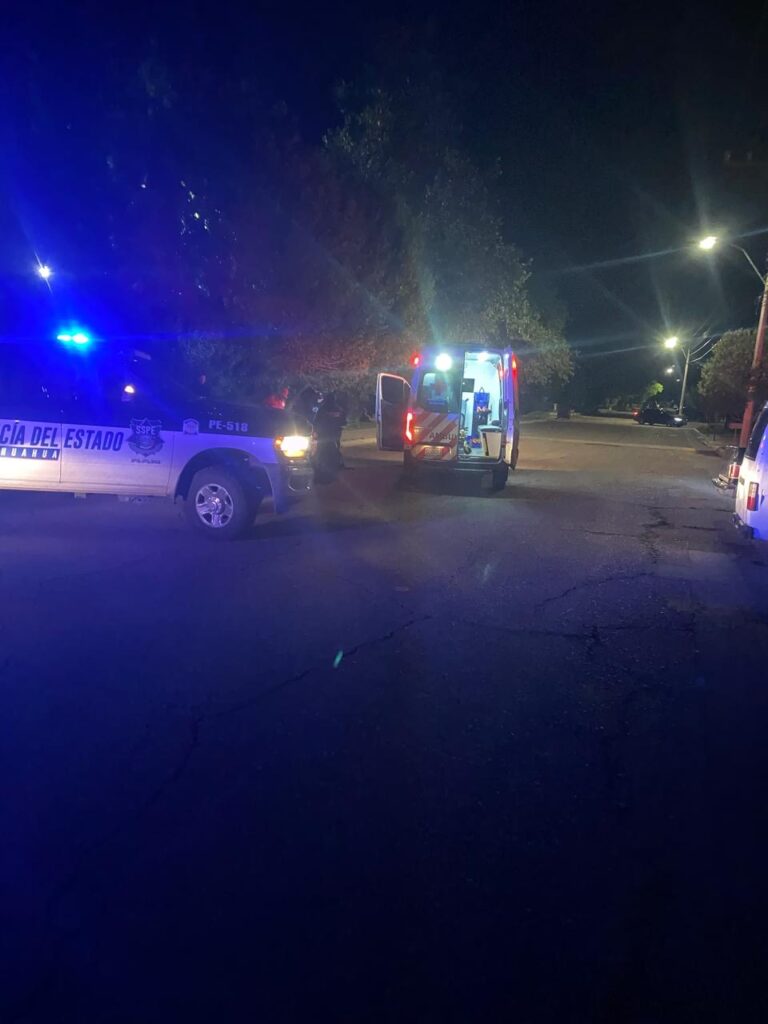 Un numeroso grupo de sujetos golpean a hombre para robarle sus pertenencias en la zona centro de la ciudad
