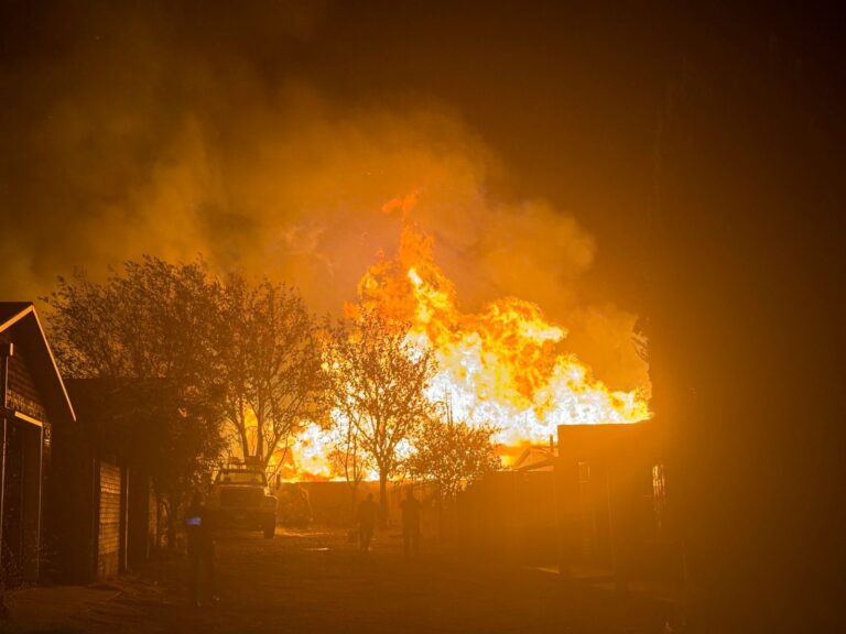Voraz incendio en la 36 y Tamaulipas, en un aserradero que alcanzó una vivienda.