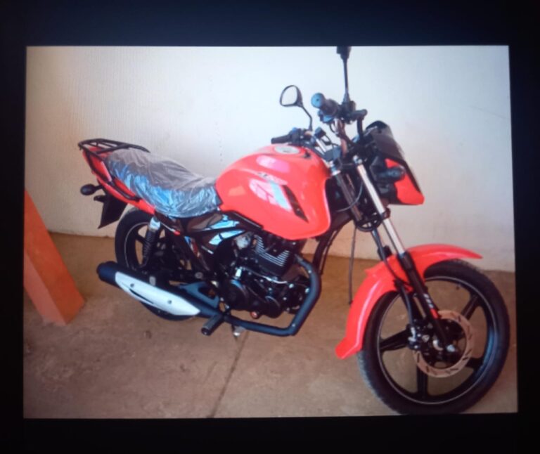 Roban motocicleta del exterior de un domicilio