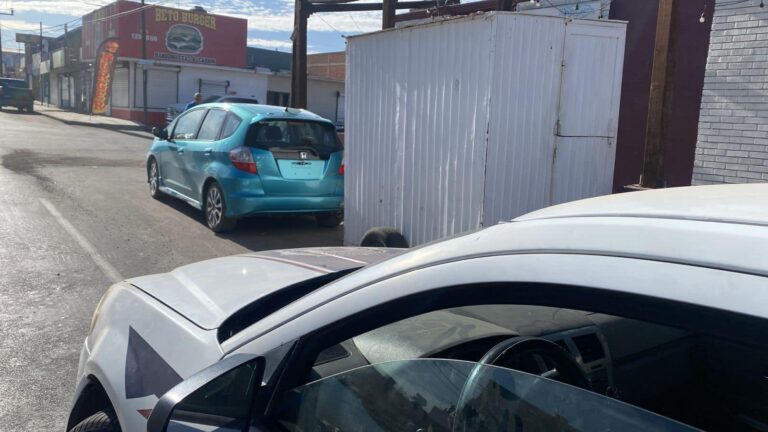 Policía Vial notifica retiro de puesto que obstruye cajón de estacionamiento en la zona centro