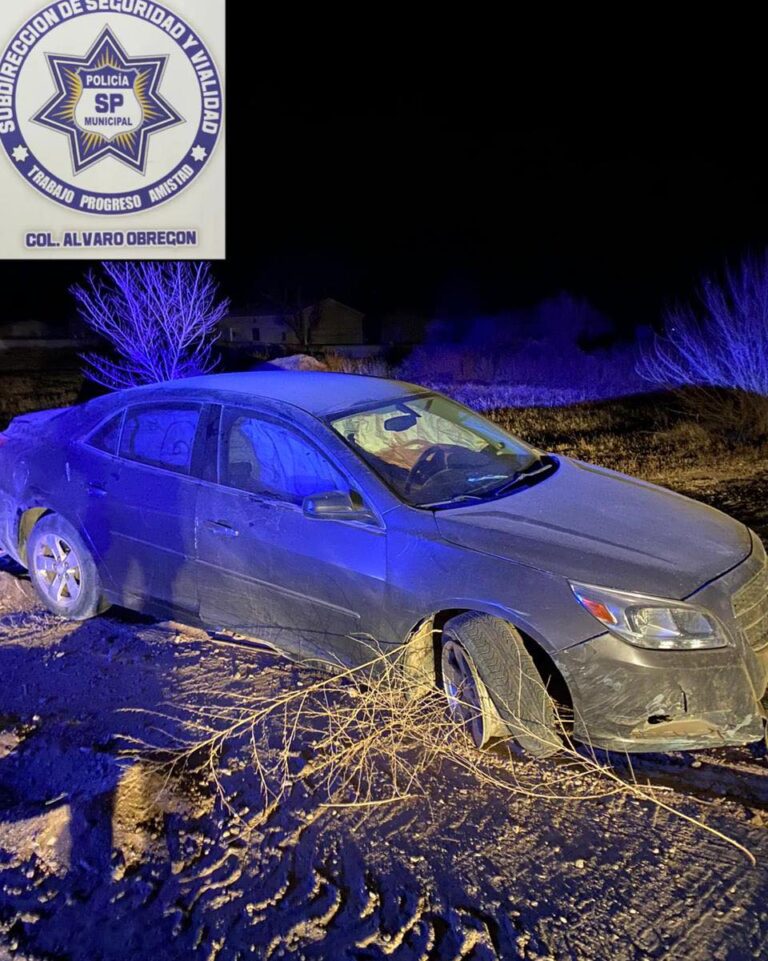 Conductor pierde el control de su vehículo y sale del camino en un campo menonita. Dejo abandonado el automotor