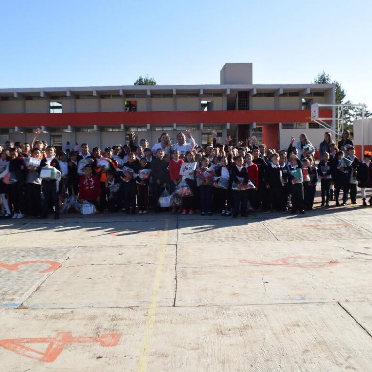 Entrega de uniformes y útiles escolares en la Escuela Primaria Agustín Melgar