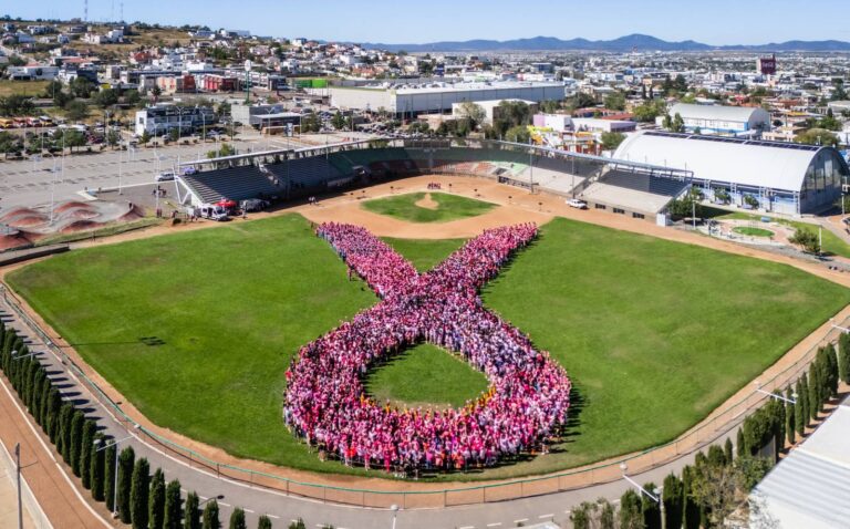 El Gran Lazo Rosa se formó con 5 mil personas, en Cuauhtémoc