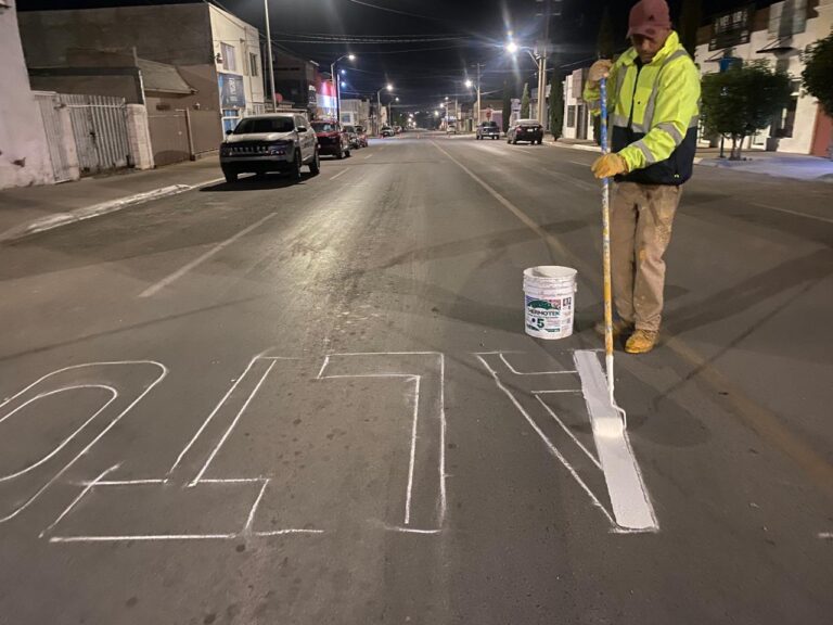 Refuerza Vialidad Municipal la seguridad peatonal con pinta de pasos peatonales en distintos sectores de la ciudad