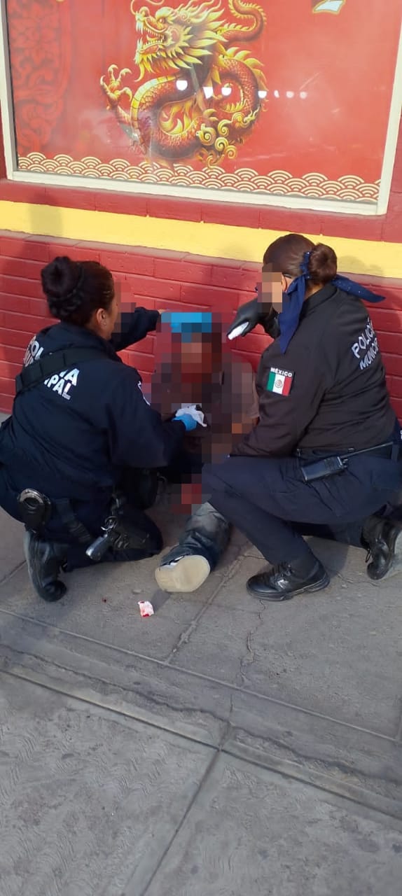 Atienden policías municipales a persona lesionada en el Barrio Viejo