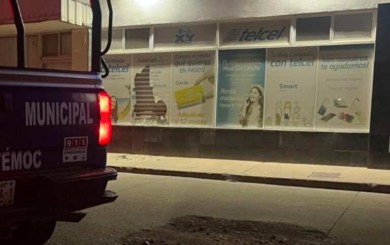 Dan cristalazo en tienda de celulares de la colonia Campesina